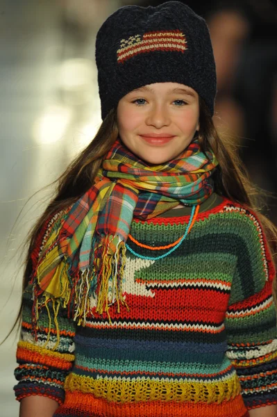 Modelu w ralph lauren pokaz mody dzieci — Zdjęcie stockowe