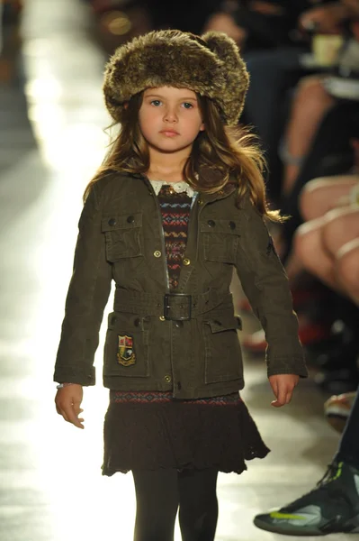 Modello alla sfilata di moda per bambini Ralph Lauren — Foto Stock