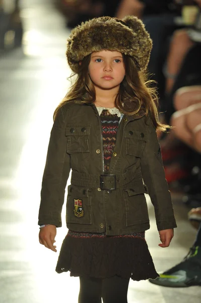 Modelo en Ralph Lauren Desfile de Moda Infantil —  Fotos de Stock