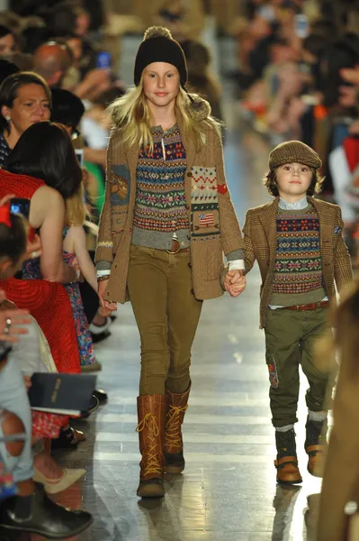 Modellen op ralph lauren Kinder modeshow — Stockfoto