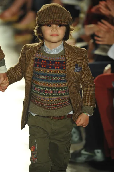 Modello alla sfilata di moda per bambini Ralph Lauren — Foto Stock