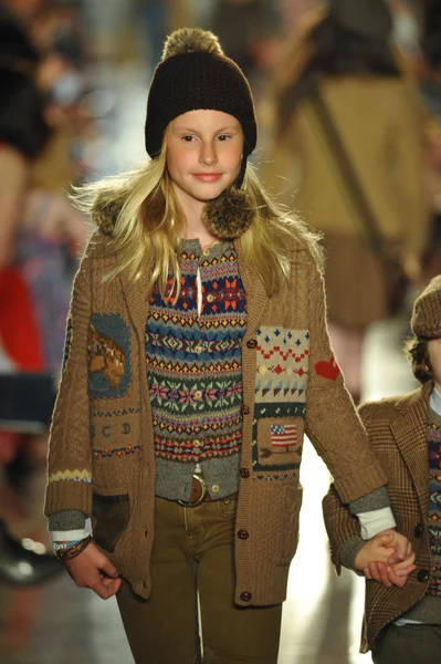 Model na ralph lauren děti módní přehlídky — Stock fotografie