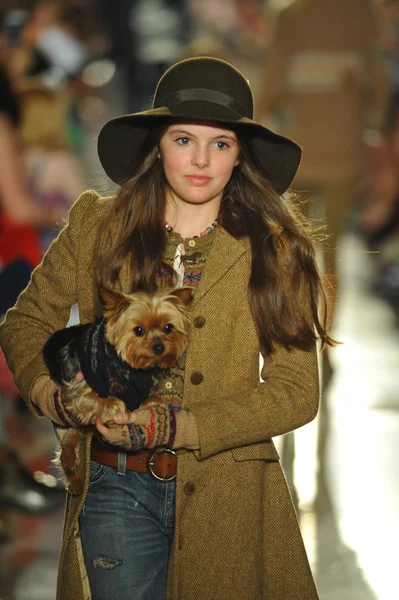 Model bei der ralph lauren Kindermodenschau — Stockfoto