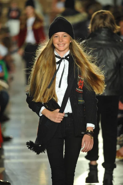 model, ralph lauren çocuk moda defilesi