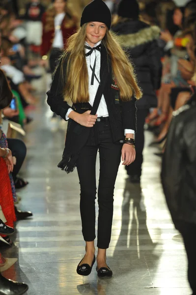 model, ralph lauren çocuk moda defilesi