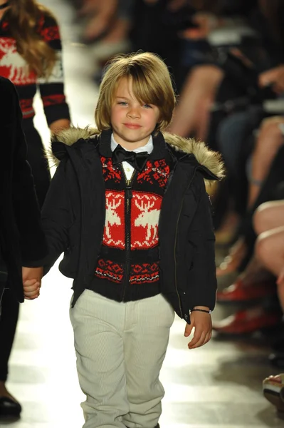 Modelo no Ralph Lauren Children Fashion Show — Fotografia de Stock