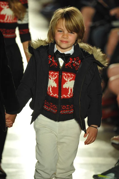 model, ralph lauren çocuk moda defilesi