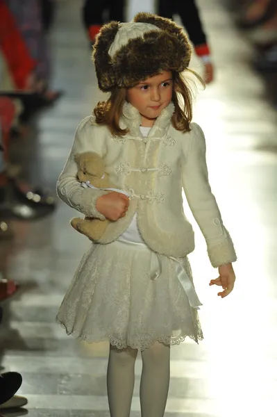Modelo en Ralph Lauren Desfile de Moda Infantil —  Fotos de Stock
