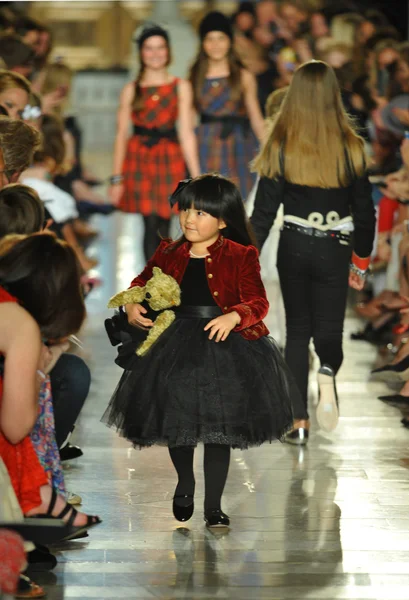 Modelo no Ralph Lauren Children Fashion Show — Fotografia de Stock