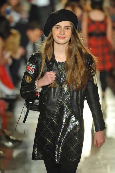 model, ralph lauren çocuk moda defilesi