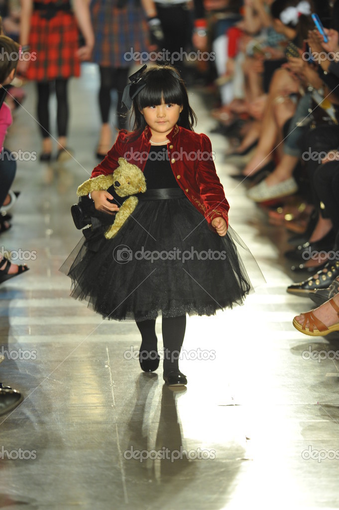 モデルでラルフ ローレン子供ファッションショー ストックエディトリアル用写真 C Fashionstock
