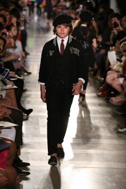 model, ralph lauren çocuk moda defilesi