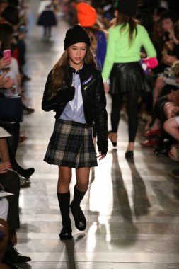 model, ralph lauren çocuk moda defilesi