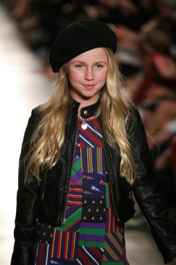 model, ralph lauren çocuk moda defilesi