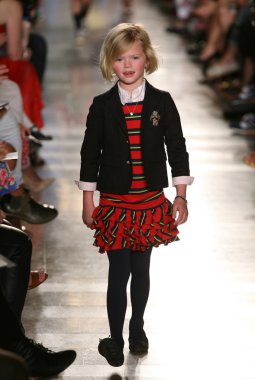 model, ralph lauren çocuk moda defilesi