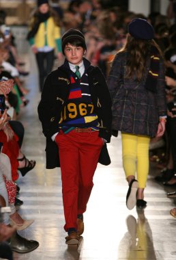 model, ralph lauren çocuk moda defilesi