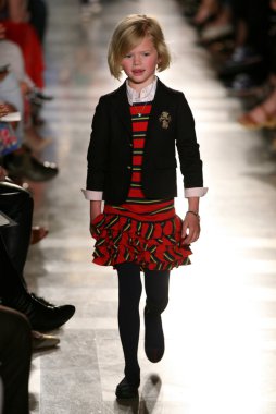 model, ralph lauren çocuk moda defilesi