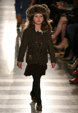 model, ralph lauren çocuk moda defilesi