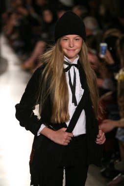 model, ralph lauren çocuk moda defilesi