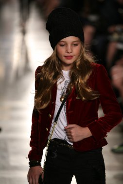 model, ralph lauren çocuk moda defilesi