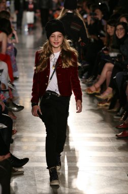 model, ralph lauren çocuk moda defilesi