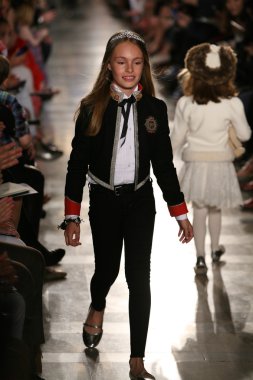 model, ralph lauren çocuk moda defilesi