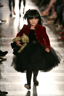 model, ralph lauren çocuk moda defilesi