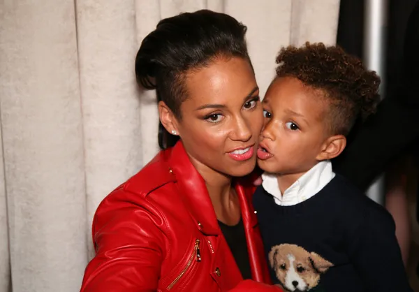 Alicia Keys e seu filho — Fotografia de Stock