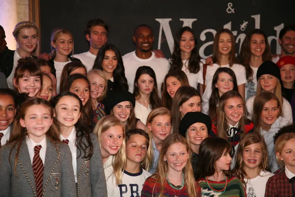 Cast of Matilda poses with models — Stock Photo, Image