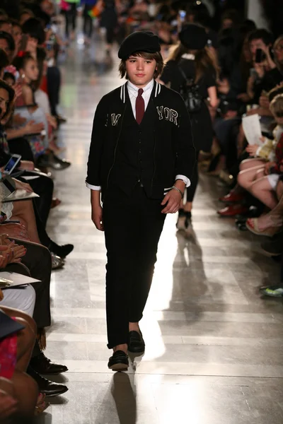 model, ralph lauren çocuk moda defilesi