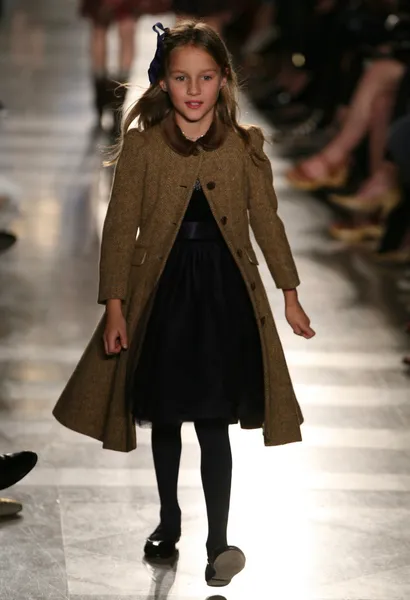 Modelo en Ralph Lauren Desfile de Moda Infantil — Foto de Stock