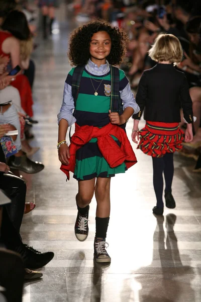 Модель на Ralph Lauren Children Fashion Show — стоковое фото