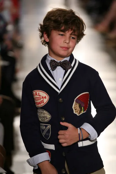 Model op ralph lauren kinderen modeshow — Stockfoto