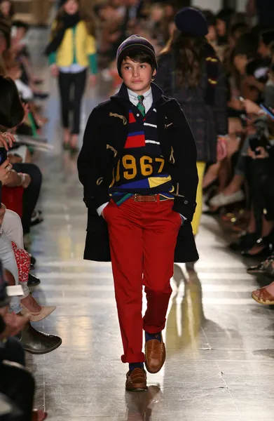 model, ralph lauren çocuk moda defilesi