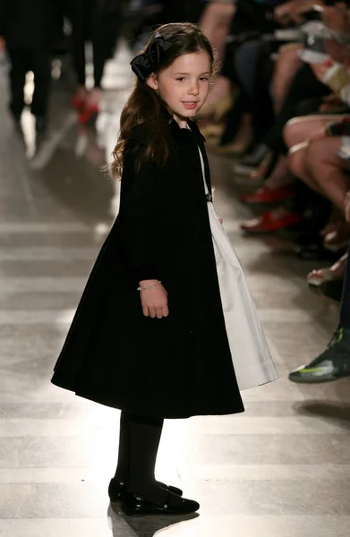 Modelo no Ralph Lauren Children Fashion Show — Fotografia de Stock