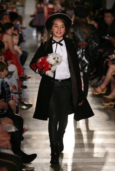 Modelo en Ralph Lauren Desfile de Moda Infantil — Foto de Stock