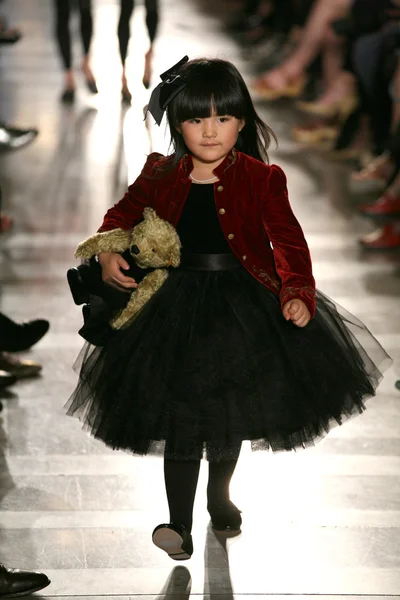 Modelo en Ralph Lauren Desfile de Moda Infantil — Foto de Stock