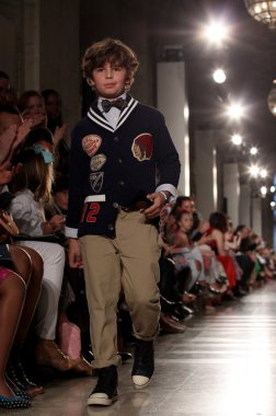 model, ralph lauren çocuk moda defilesi