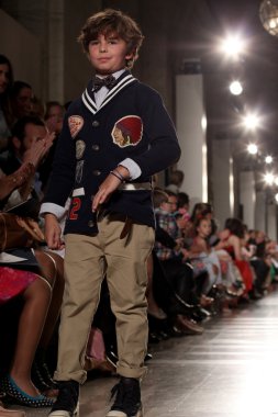 model, ralph lauren çocuk moda defilesi