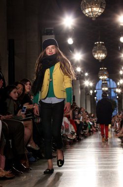 model, ralph lauren çocuk moda defilesi
