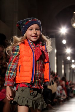 model, ralph lauren çocuk moda defilesi