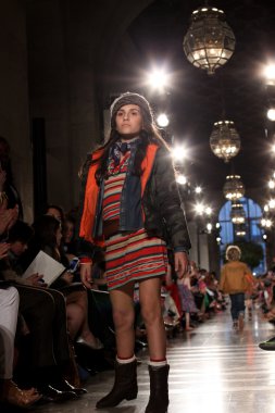 model, ralph lauren çocuk moda defilesi