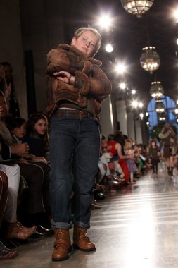 model, ralph lauren çocuk moda defilesi