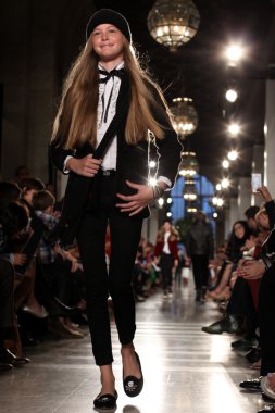 model, ralph lauren çocuk moda defilesi