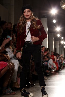 model, ralph lauren çocuk moda defilesi