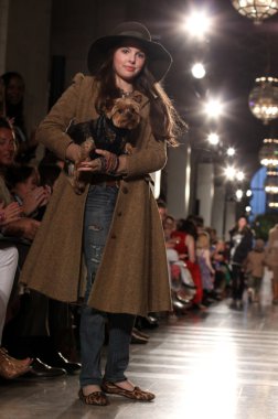 model, ralph lauren çocuk moda defilesi