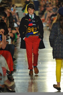 model, ralph lauren çocuk moda defilesi