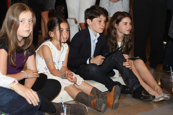 Niños invitados antes del show de Ralph Lauren — Foto de Stock