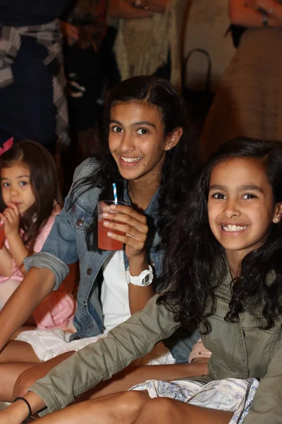 Niños invitados antes del show de Ralph Lauren — Foto de Stock