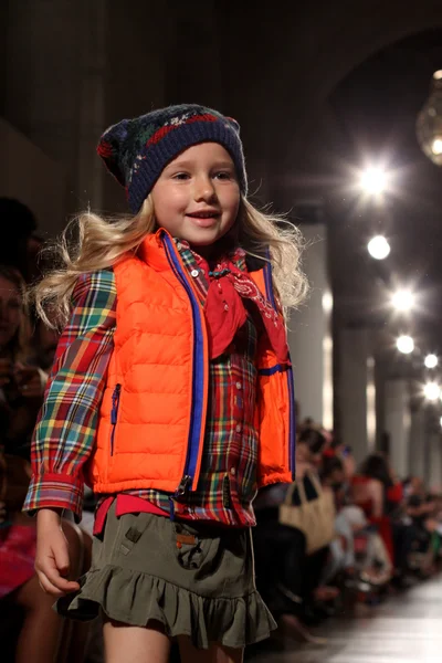 Modello alla sfilata di moda per bambini Ralph Lauren — Foto Stock